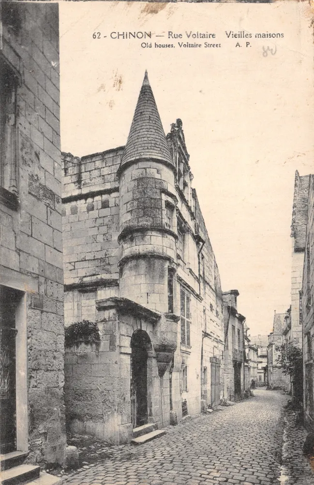 Chinon — Straße Voltaire — Alte steinerne Häuser mit Turm - Vorderseite