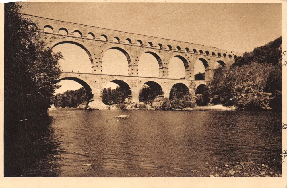 Brücke von Gard — römischer Aquädukt über den Gardon-Fluss — Foto L. Roisin - Vorderseite