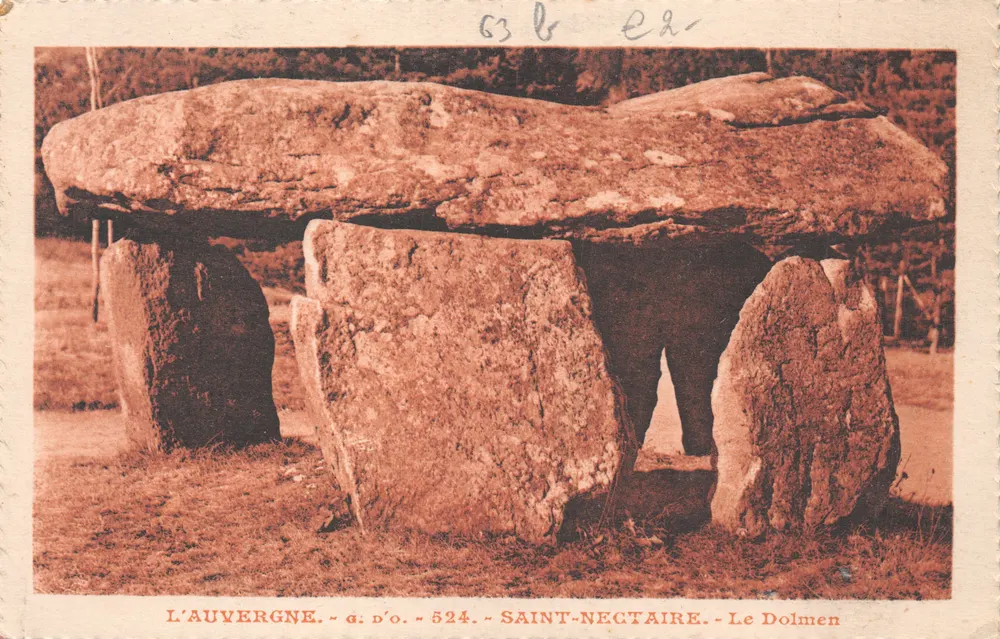 Auvergne — Der Dolmen von Saint-Nectaire — J. Gouttefanges, Ollierges (P.-de-D.) - Vorderseite
