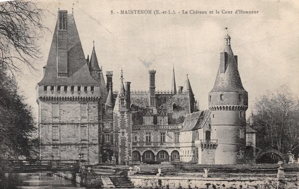 Maintenon (E.-et-L.) — Schloss und Cour d'Honneur — Verlag: Édit. du Nord - Vorderseite