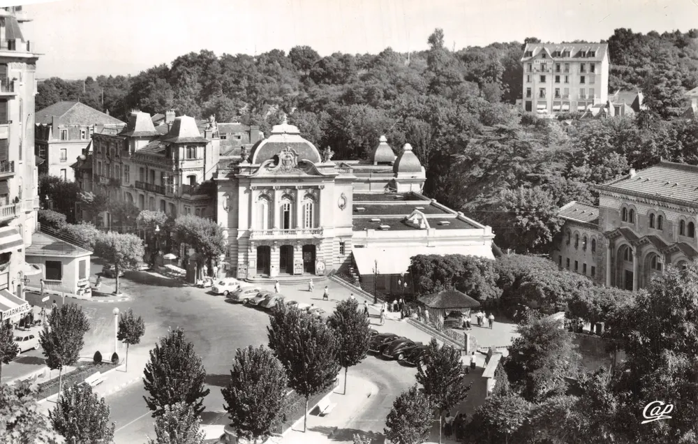 Place Brosson und das Theater — Châtelguyon (Aveyron) — Verlag C.A.P. — Nr. 948 - Vorderseite