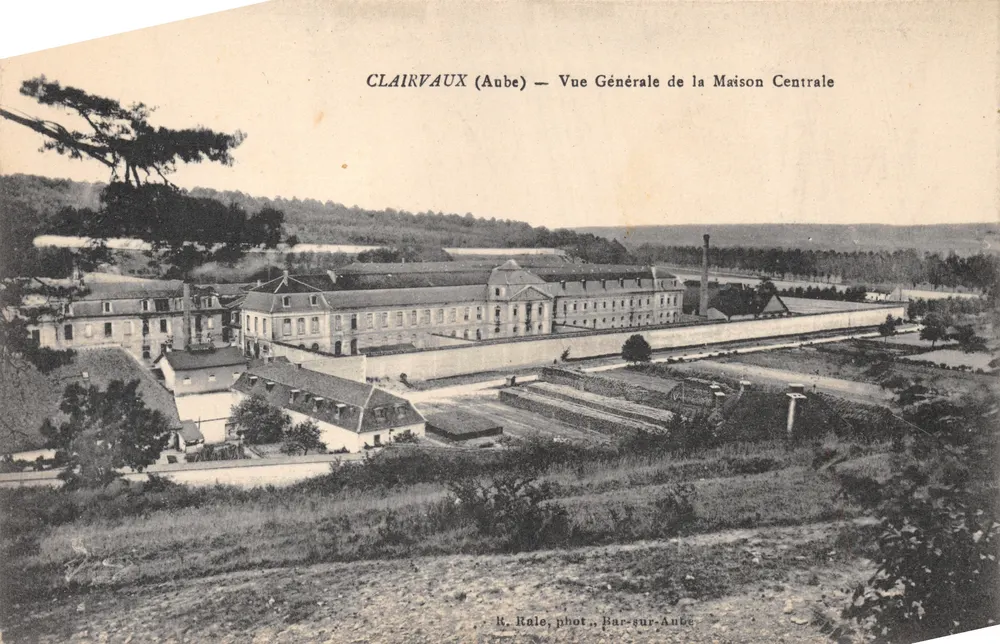 Clairvaux (Aube) — Allgemeiner Blick auf das Zentralhaus — R. Rule, fot. Gefängnis Bar-sur-Aube - Vorderseite