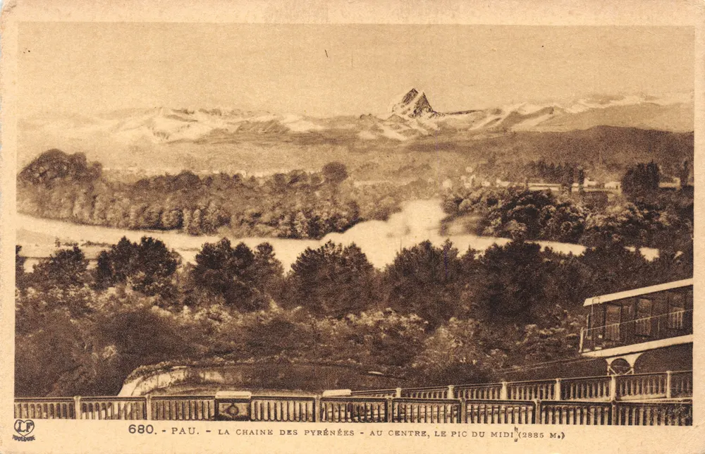 Pau — Die Pyrenäen — in der Mitte, der Pic du Midi (2885 m.) - Vorderseite