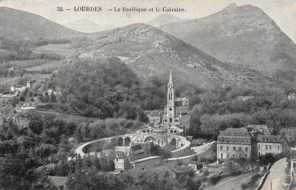 Lourdes — Die Basilika und der Calvary — Verlag: Lourdes, Nr. 33 - Vorderseite