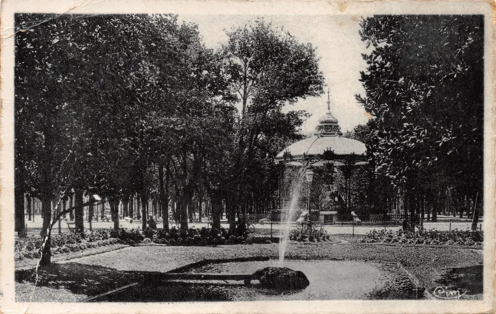 Jouvet-Park — Ansicht des Kiosks und der Fontäne — Combier Imp. Macon - Vorderseite