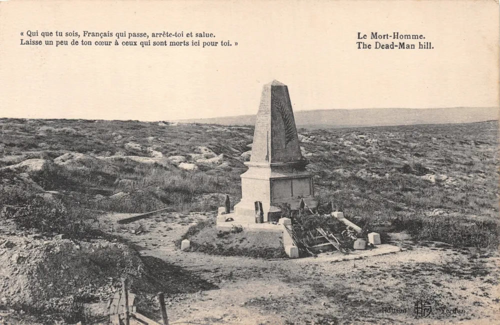 Der Tote — Gedenkmonument auf nacktem Boden — Edition Verdun - Vorderseite