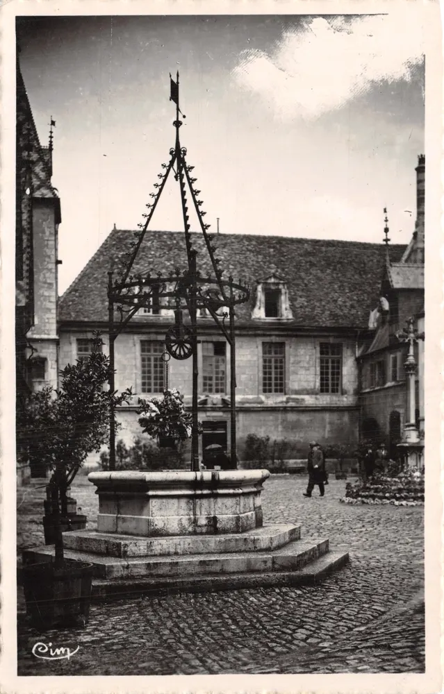 Beaune (C.-d'Or) — Hotel-Dieu, La Cour d'Honneur — Verleger Combier Imp. Bacon - Vorderseite