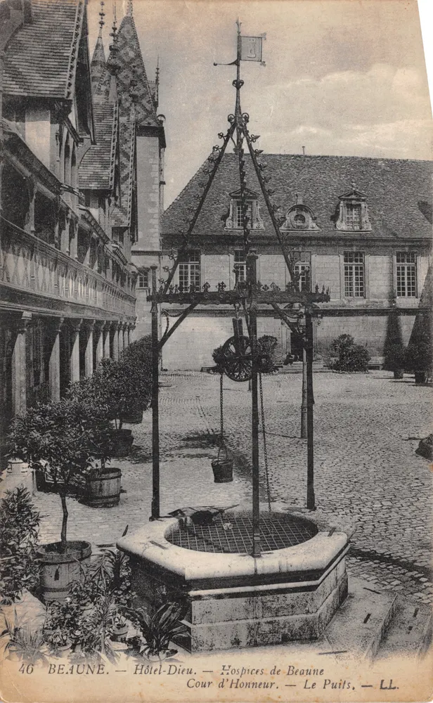Beaune — Hôtel-Dieu, Cour d'Honneur — Le Puits — LL. n°40 - Recto