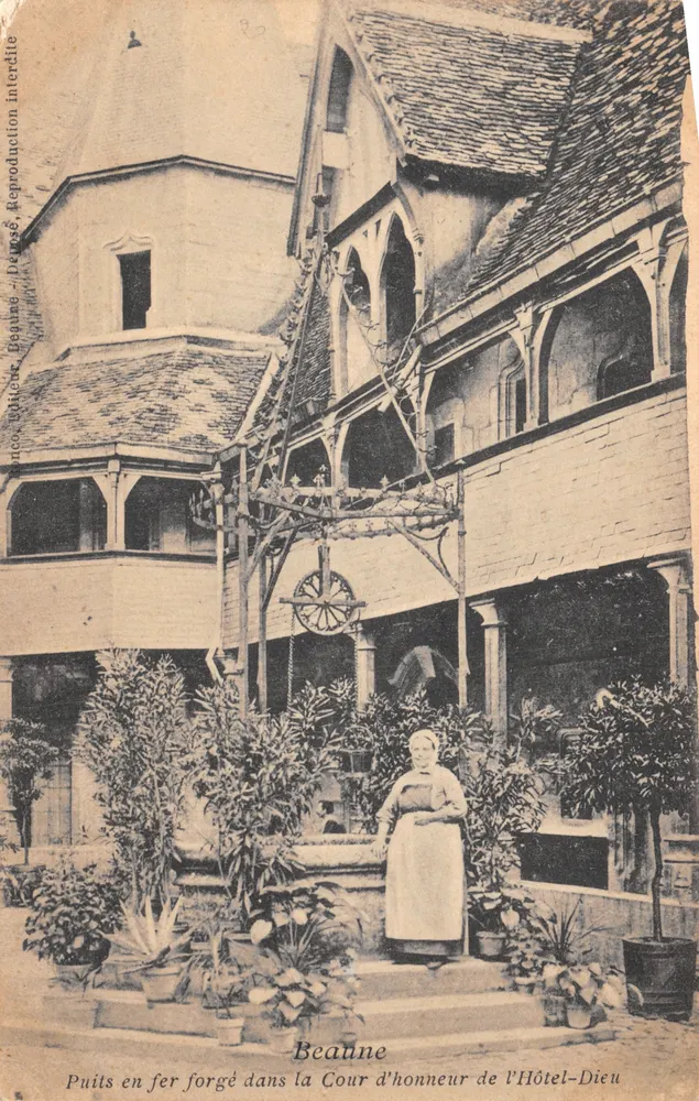 Beaune — Eisenbrunnen in der Cour d'honneur des Hôtel-Dieu — Verlag Durand - Vorderseite
