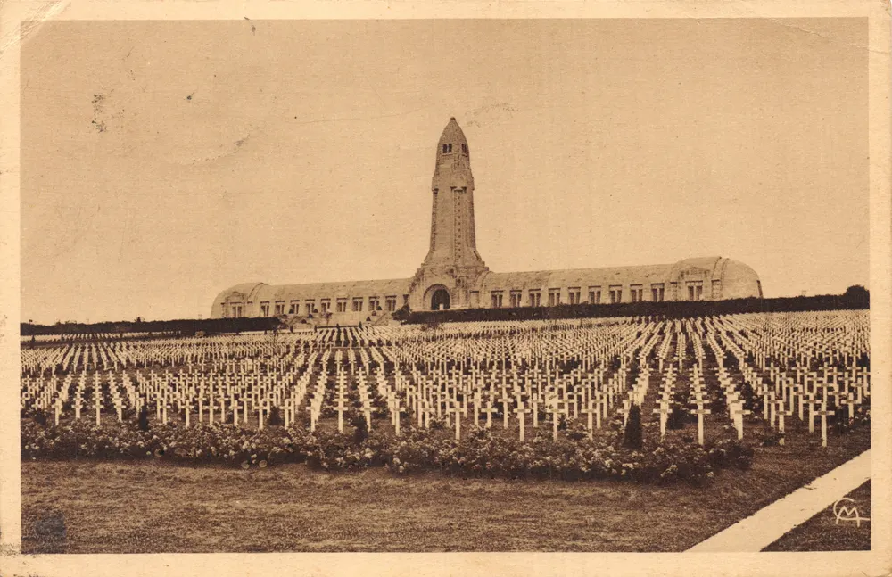 Ossuarium und Leuchtturm von Douaumont — mit Friedhof — Foto Verdun - Vorderseite
