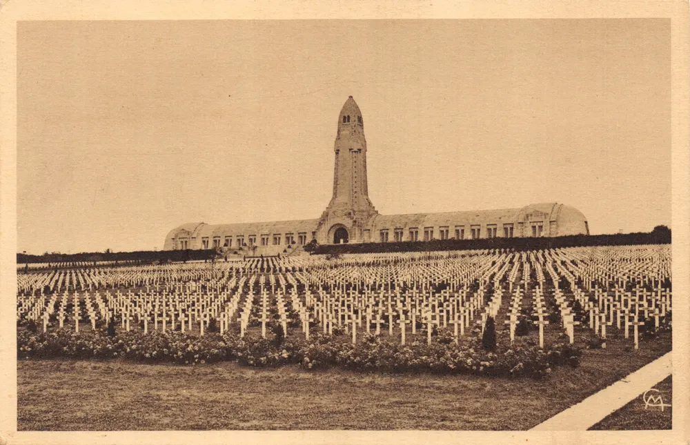 Ossuar und Leuchtturm von Douaumont — mit Friedhof — Photo Verdun M.C - Vorderseite
