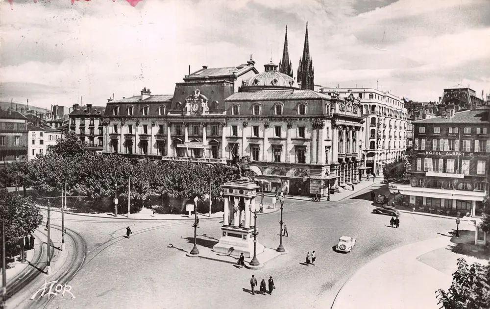 Place de Jaude — Panoramablick mit zentralem Denkmal und Hotel Albert — Éditions d'Art Véritable - Vorderseite