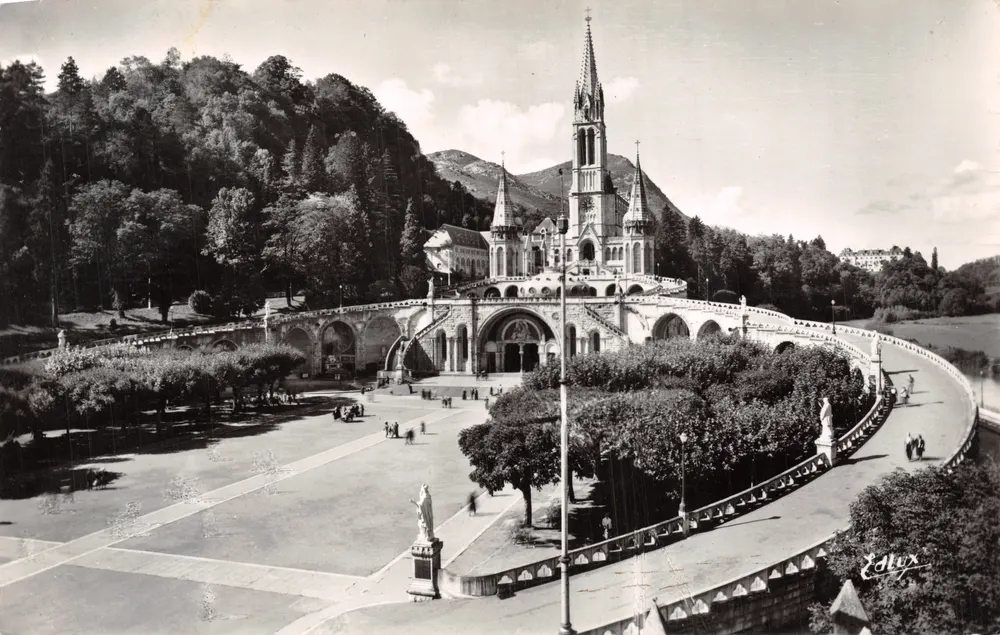 Lourdes — La Basilique et l'esplanade — Éditeur Edlux - 앞면
