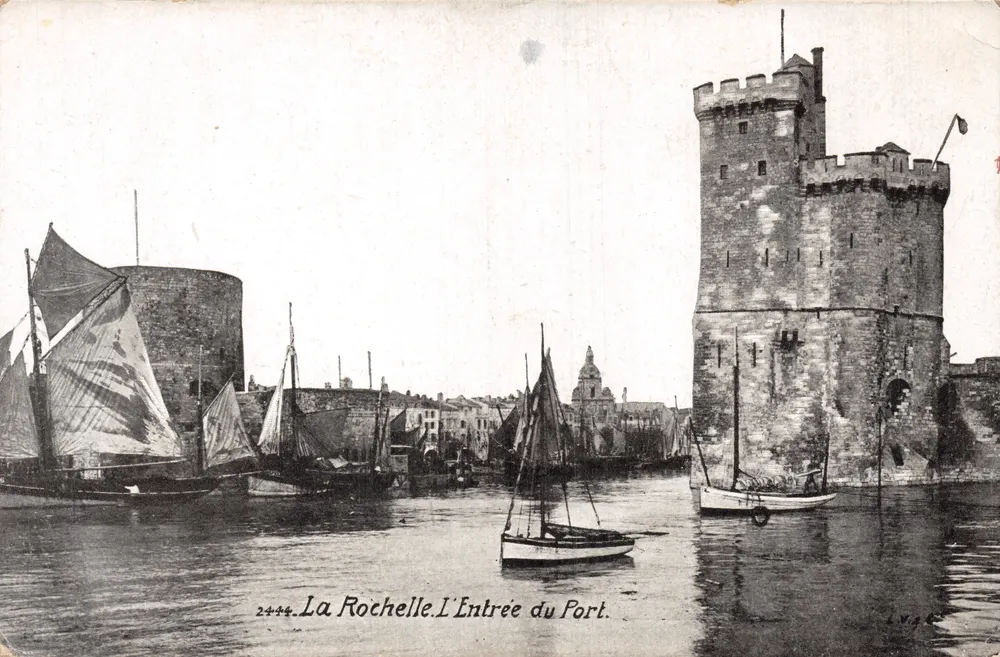 La Rochelle — Ansicht des Hafeneingangs — Verlag LUGE, Nr. 2444 - Vorderseite