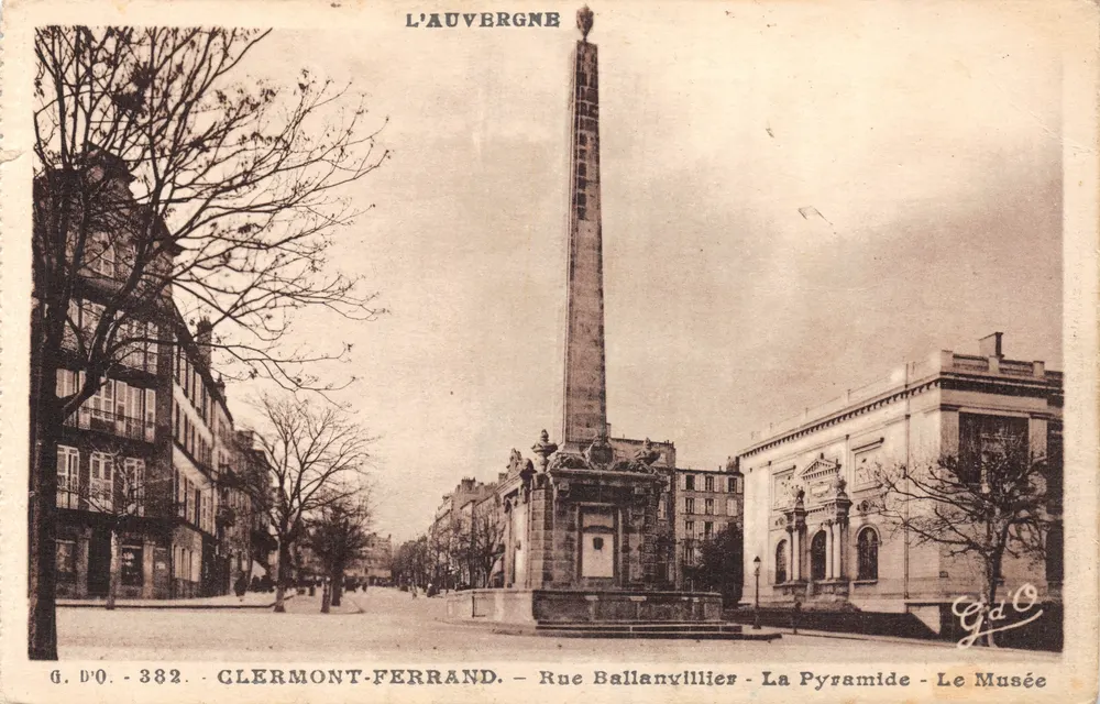 Clermont-Ferrand — Rue Ballanyillier, la Pyramide et le Musée — G. D'O. n° 382 - Recto