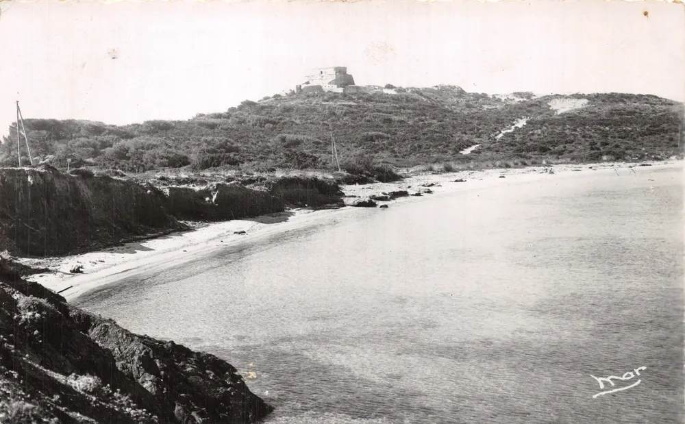 Strand des Langoustiers — Aussicht von der Küste mit Gebäude auf dem Hügel — Les Éditions Mar, Nr. 5517 - Vorderseite