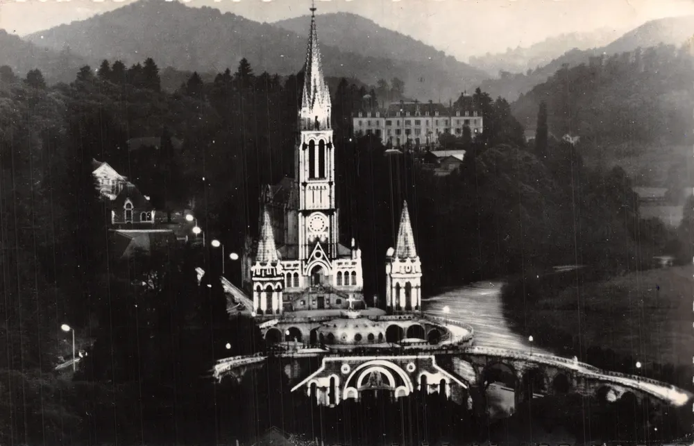 Lourdes (Hauts-Pyrénées) — Ansicht der beleuchteten Basilika — Éditions René Raczek, n° 1637 - Vorderseite