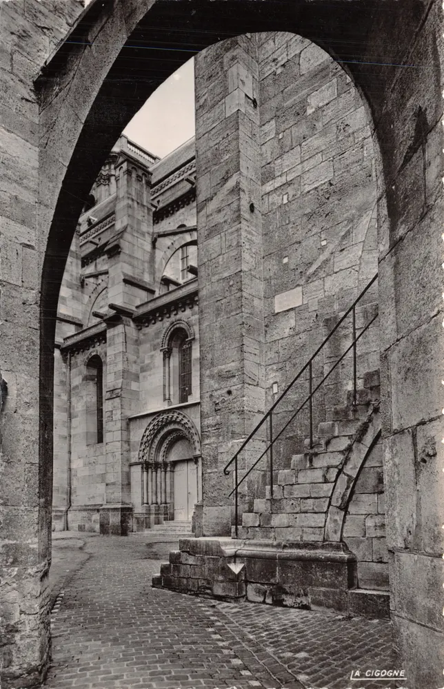 Langres — mittelalterlicher Eckbereich von der Cigogne-Architektur gesehen — Verlag La Cigogne - Vorderseite