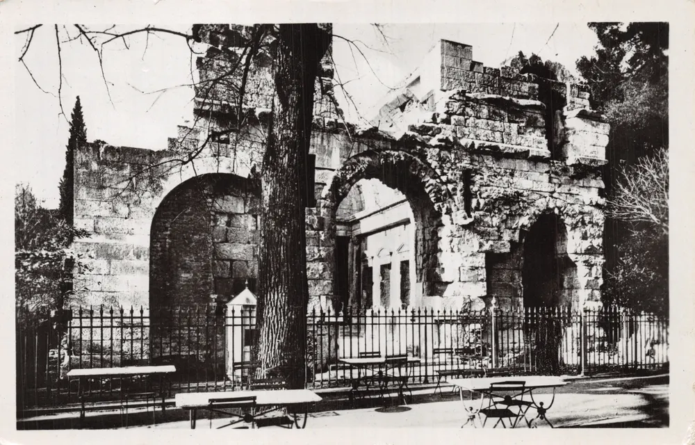 Nîmes - Temple de Diane — ruines avec arcades et grille - Frente