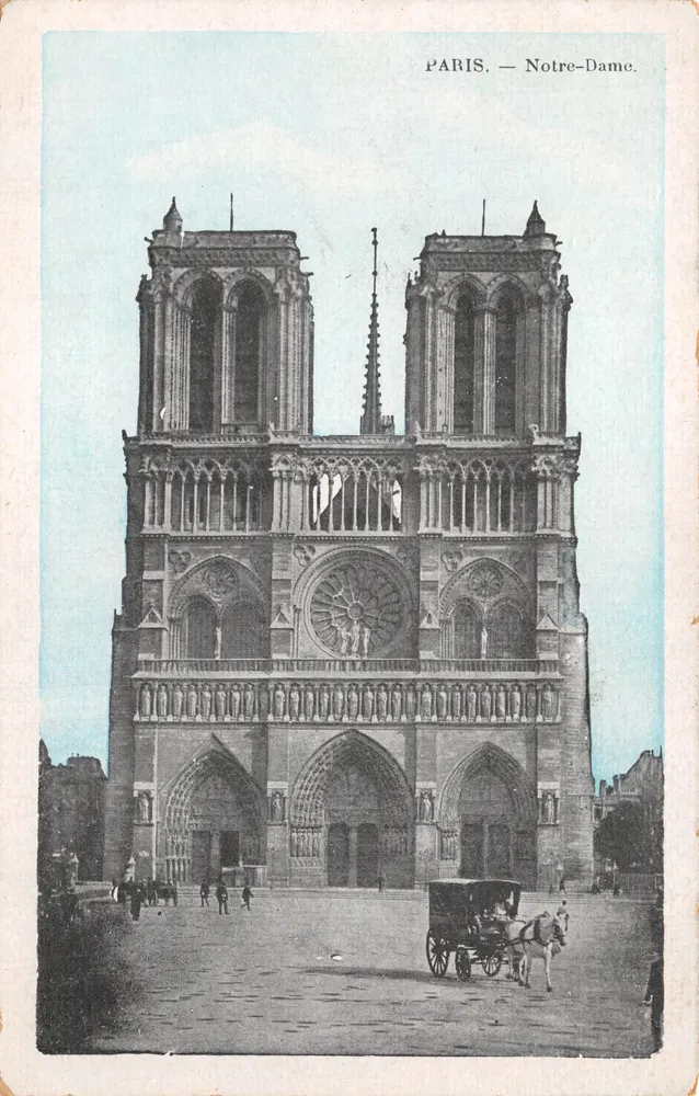 Paris — Notre-Dame — Ansicht der Fassade mit der Rose und einem Fiaker vorne - Vorderseite
