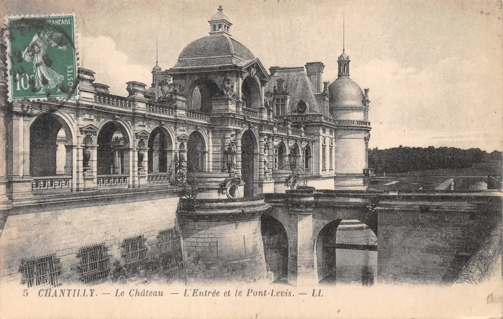 Chantilly — Das Schloss — Der Eingang und die Zugbrücke — LL. — Verlag: LL - Vorderseite
