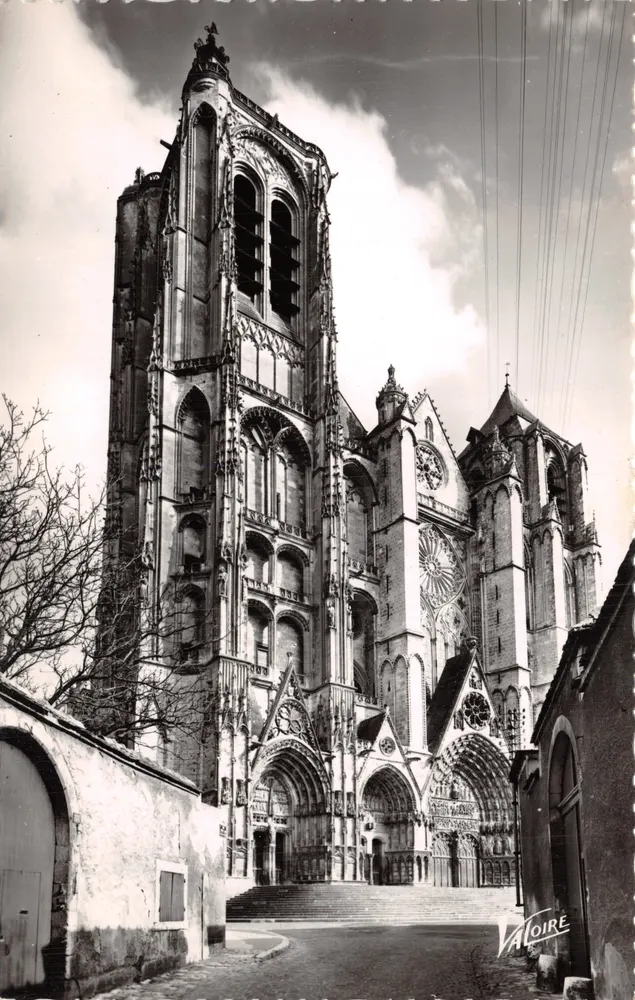 Kathedrale Saint-Étienne von Bourges — gotische Fassade mit Turm und Rosette — Verlag VALOIRE - Vorderseite