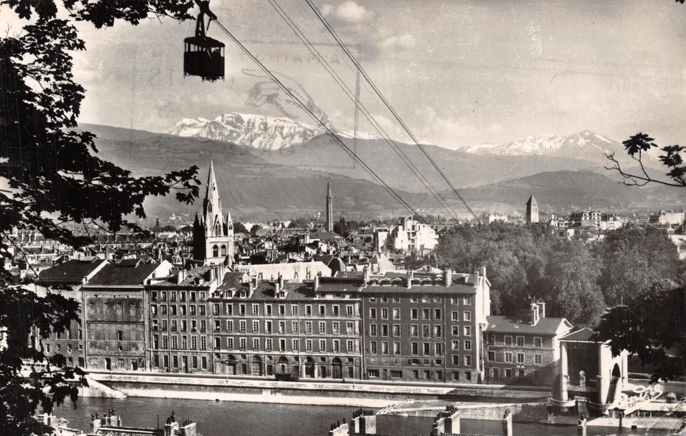 Grenoble — Panoramablick mit Seilbahn und schneebedecktem Berg — Édition d'Art André - Vorderseite
