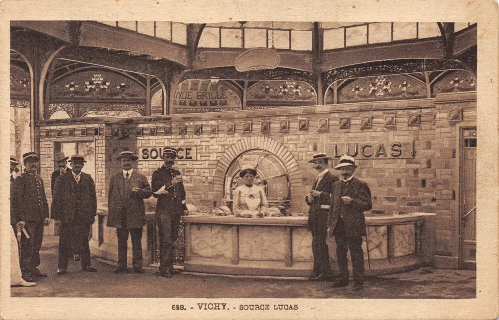 Vichy — Source Lucas — éditeur imprimeur non visible, n° 698 - आगे