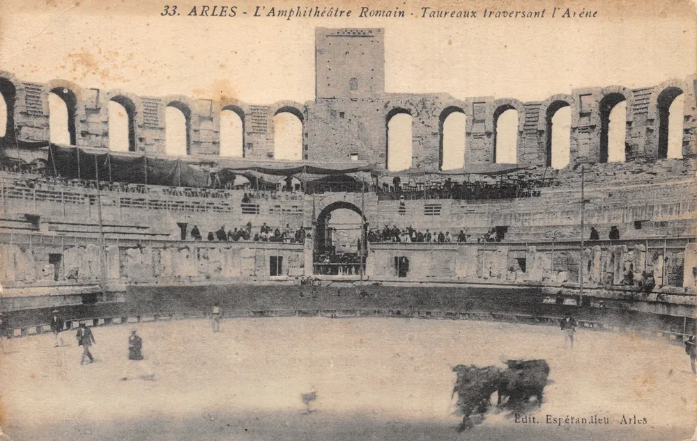 Arles - Das römische Amphitheater - Stiere, die den Arenarand überqueren - Vorderseite