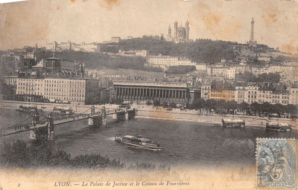 LYON — Das Palast der Justiz und der Fourvières-Hügel — Verlag: POSTES - Vorderseite