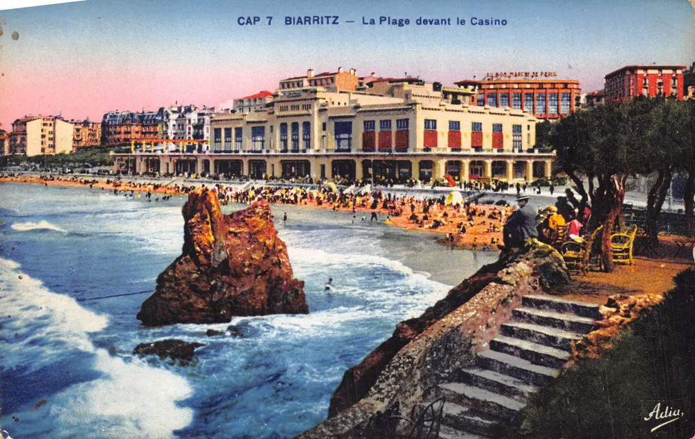 Biarritz — La Plage devant le Casino — éditeur Adia, n° série CAP 7 - Recto