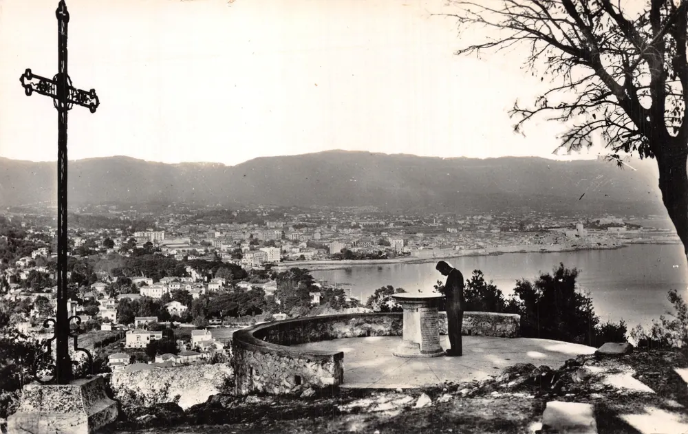 Antibes — Allgemeiner Blick von der Garoupe — Die Orientierungstafel — Verleger A.-M - Vorderseite
