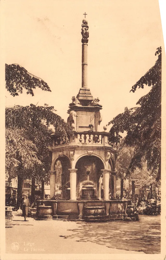 Liège - Der Perron - Monumentale Fontäne mit Säule und Kreuz - Vorderseite