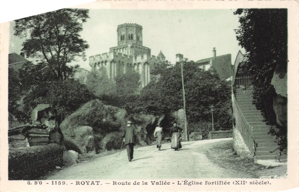 Royat — Route de la Vallée — Die befestigte Kirche (12. Jahrhundert) - Vorderseite