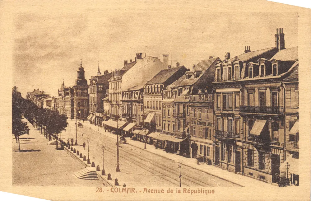 Colmar - Avenue de la République — Überblick mit dem Hotel Sager und Straßenbahnen - Vorderseite