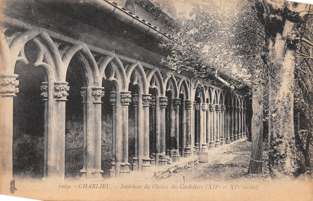 Charlieu — Innenansicht des Cloisters der Cordeliers (14. und 15. Jahrhundert) — Béginin St-Gérard (Allier) - Vorderseite