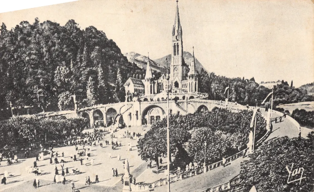 Lourdes — Esplanade der Prozessionen und die Basilika — Verlag Pierre Chambon, Nr. 31 - Vorderseite