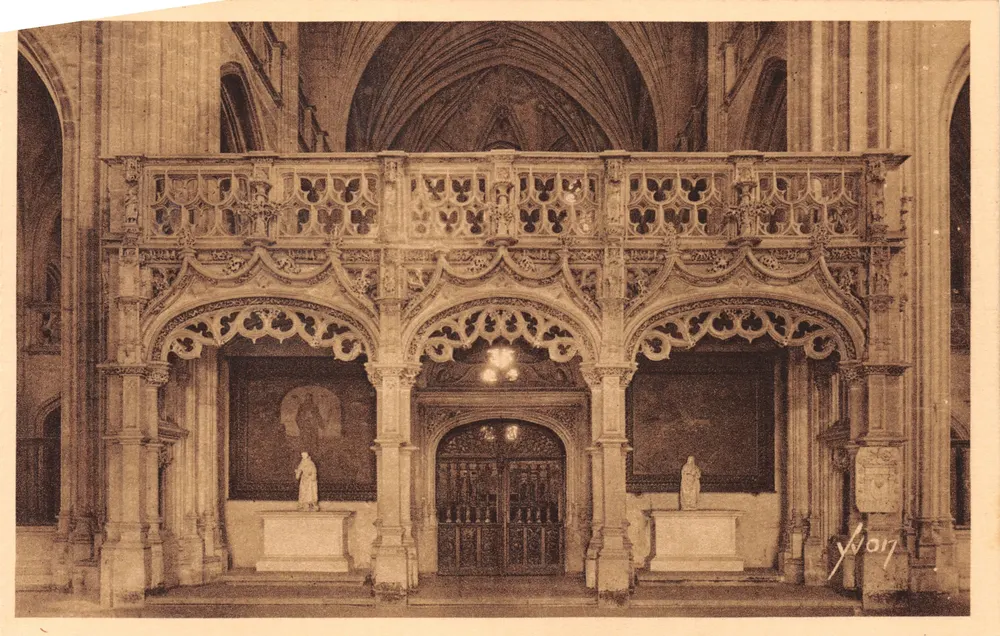 Bourg (Ain) — Kirche von Briou — Innenraum mit gotischem Galerie und Statuen - Vorderseite