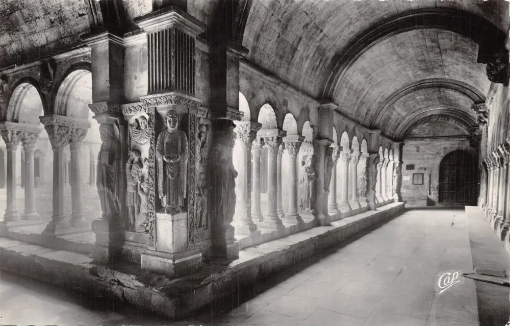Arles - Cloister Saint-Trophime — Ansicht des Korridors mit geschnitzten Kapitellen — Verlag Cap - Vorderseite