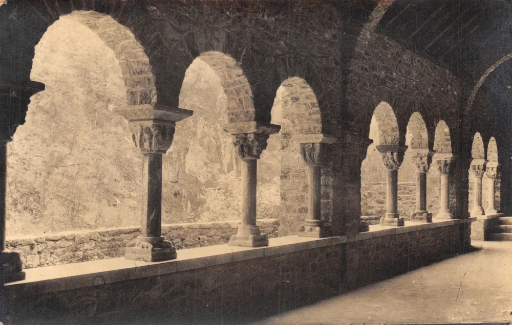 Klosterhof — gewölbte Gänge und geschnitzte Säulen — Genovese Photo, Verniolles-les-Bains - Vorderseite