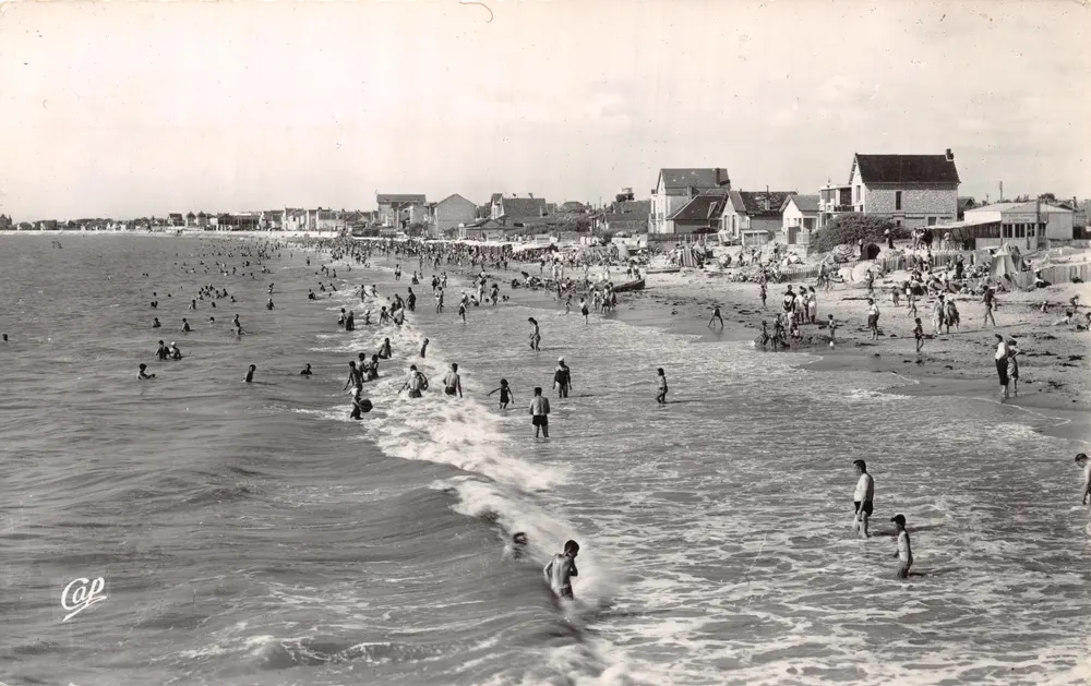 Châtelaillyon — Vue générale de la Plage à Marée haute — éditeur Cap - Recto