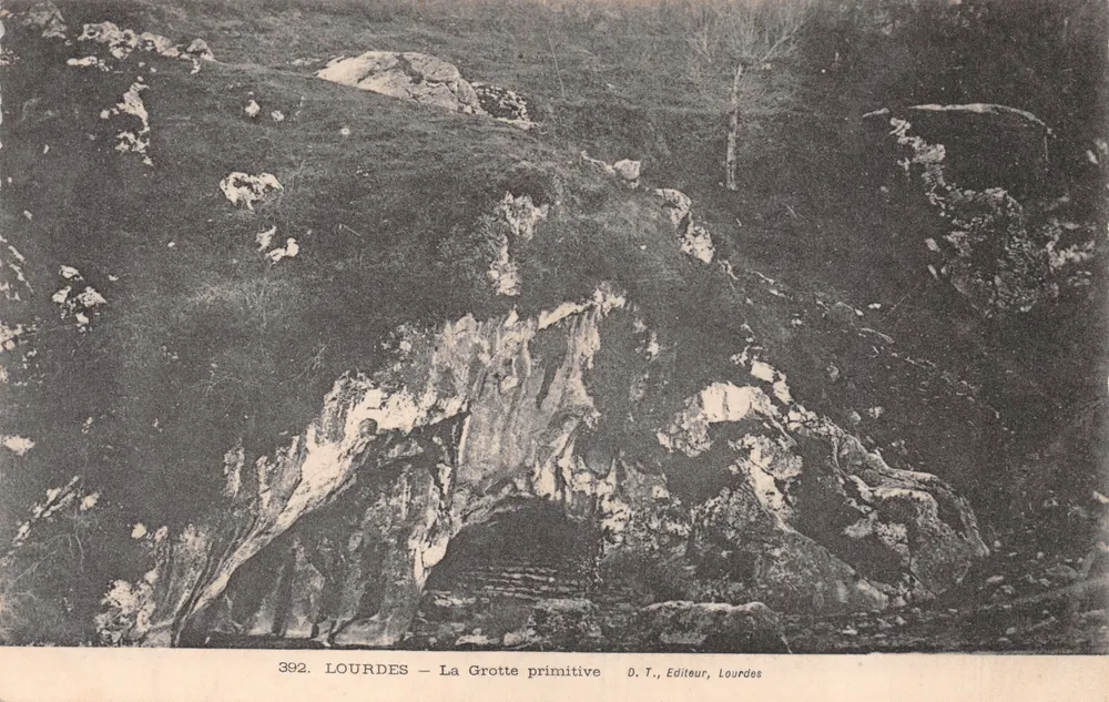Lourdes — Die Urhöhle — D. T., Verleger, Lourdes, Nr. 392 - Vorderseite