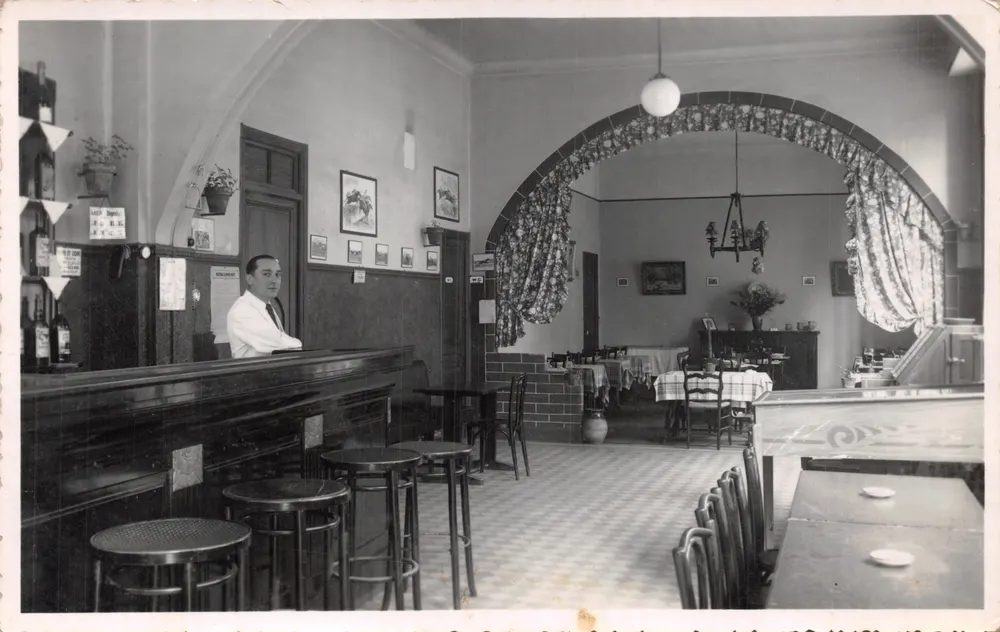 Innenraum eines Cafés — Bar und Speiseraum — Verlag Agji - Vorderseite