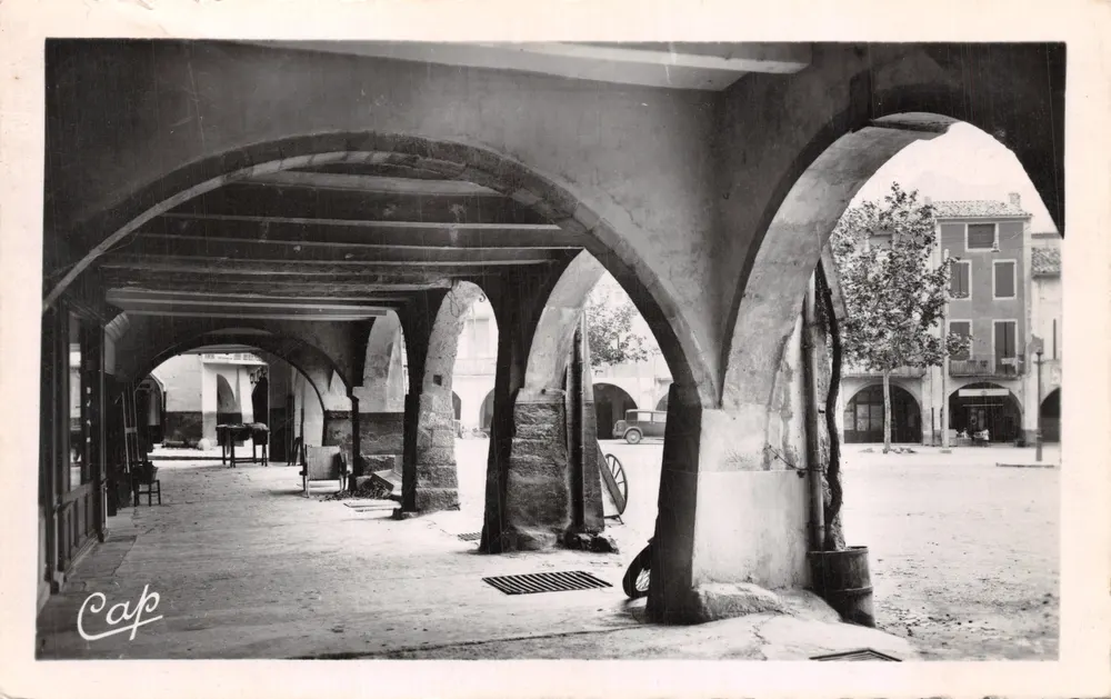 Nyons — Die Arcaden der Place Carnot — Verlag C.A.P. Nr. (51) - Vorderseite