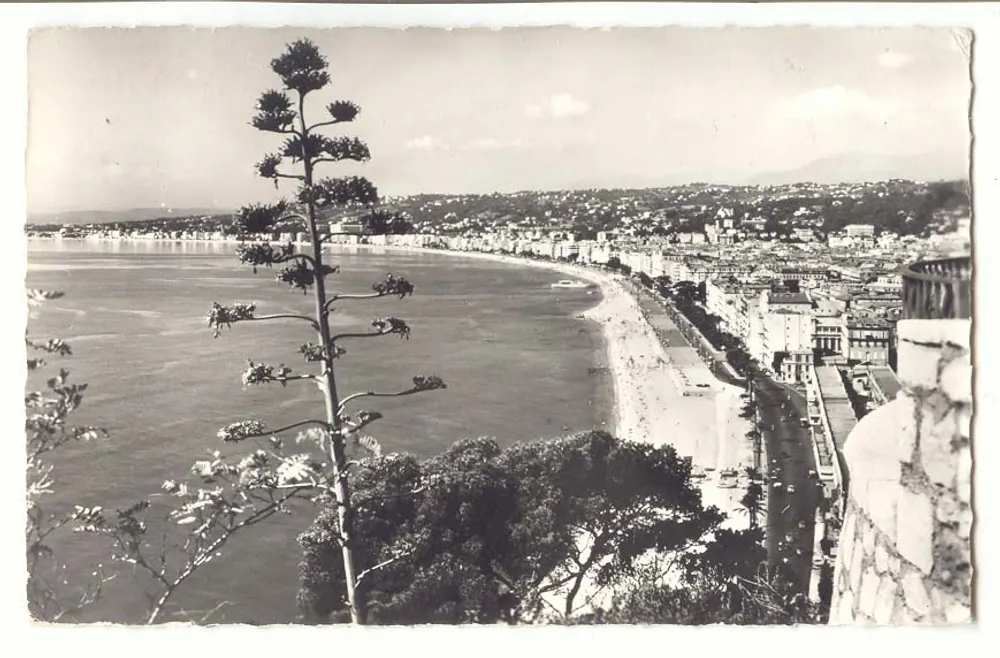 Vista da praia e da cidade — editor não visível - Frente