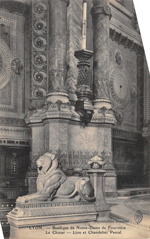 LYON — Basilika Notre-Dame de Fourvière — Der Chor — Löwe und Pascals Leuchter - Vorderseite