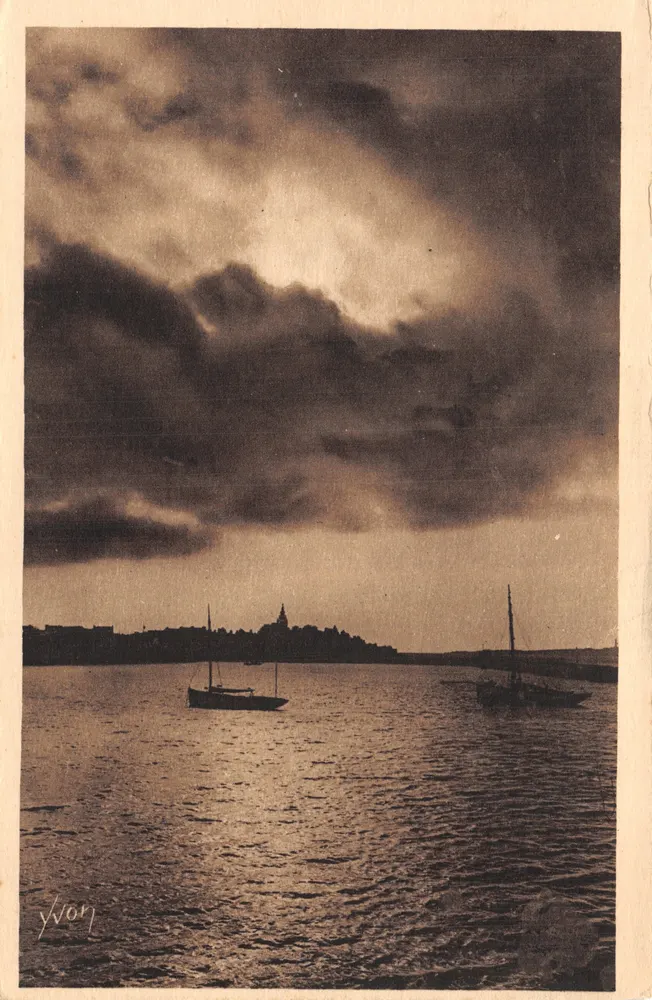 Roscoff (Finistère) — Sonnenuntergang am Hafen — Éditions d'Art YVON - Vorderseite