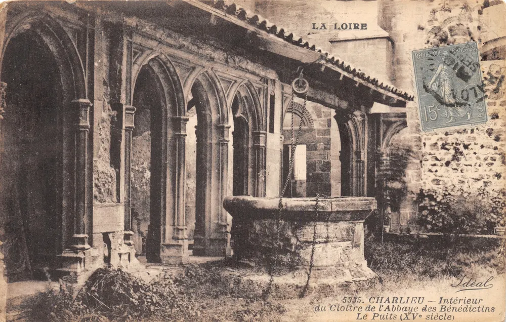 Charlieu — Intérieur du Cloître de l'Abbaye des Bénédictins — éditeur Ideal, n° 5335 - Recto