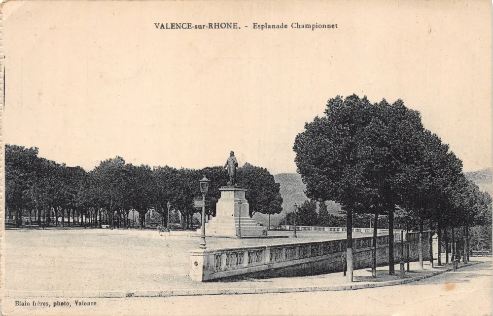 Valence-sur-Rhône — Esplanade Championnet mit Statue — Blain Brüder, Foto, Valence - Vorderseite