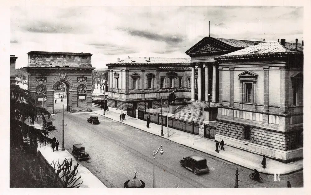 Montpellier — Das Palast der Gerechtigkeit und der Triumphbogen — REAL-PHOTO C.A.P. - PARIS - Vorderseite